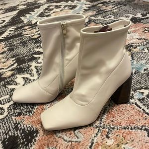 Off white Franco Sarto Pisa bootie! Size 8